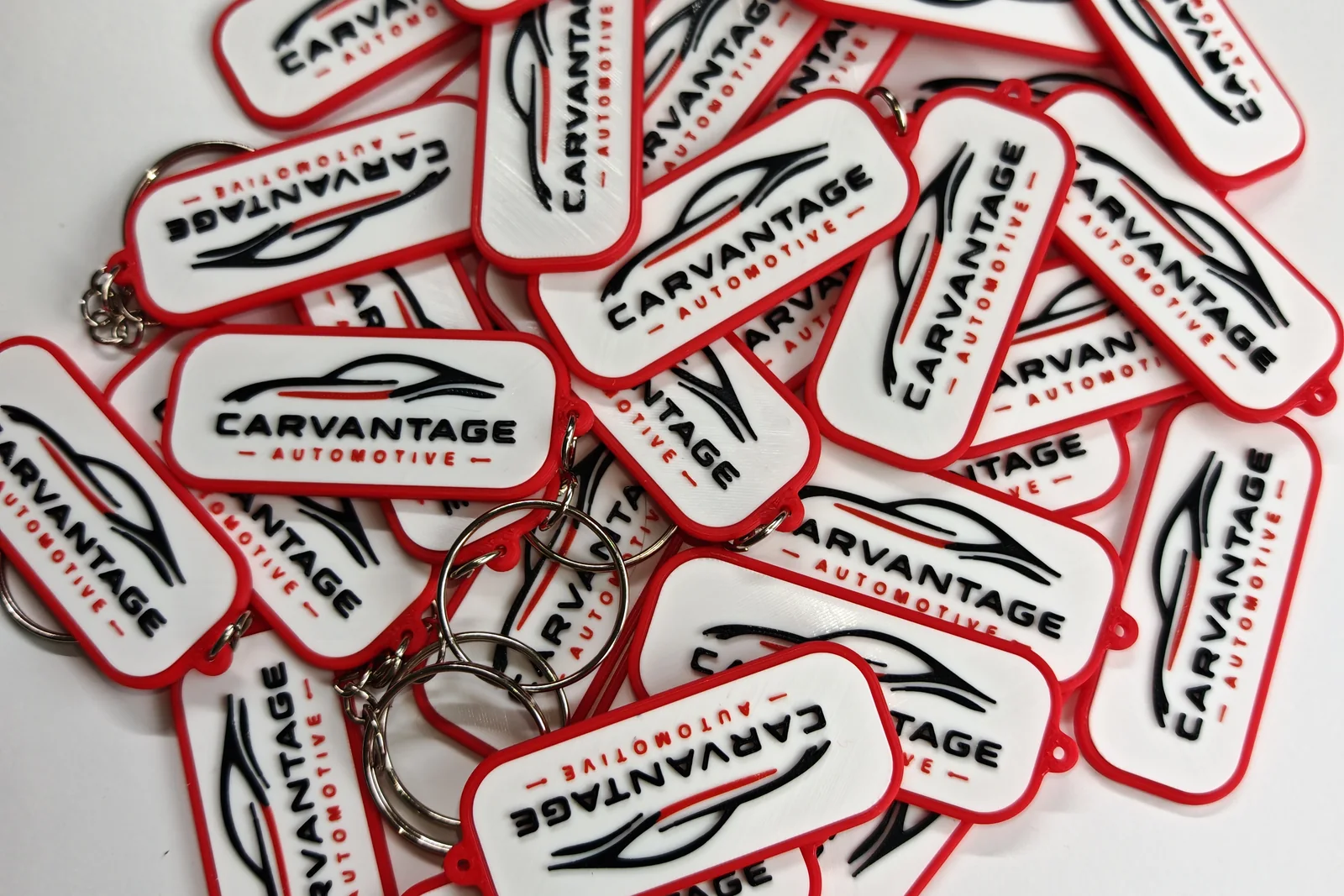 Partia smart breloków z logo Carvantage wydrukowanych z PLA